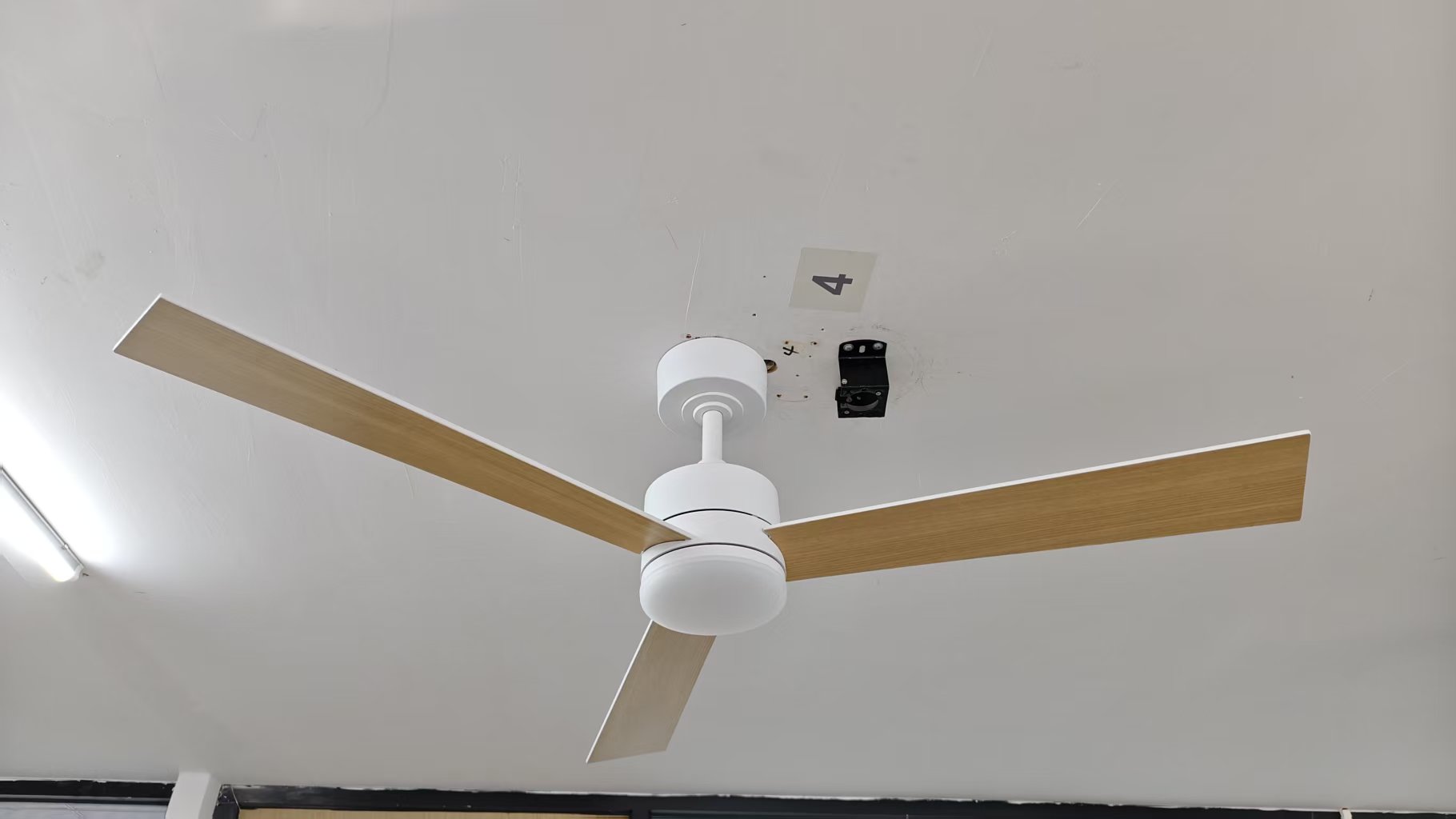 Three-blade ceiling fan with light presented by Huazhen