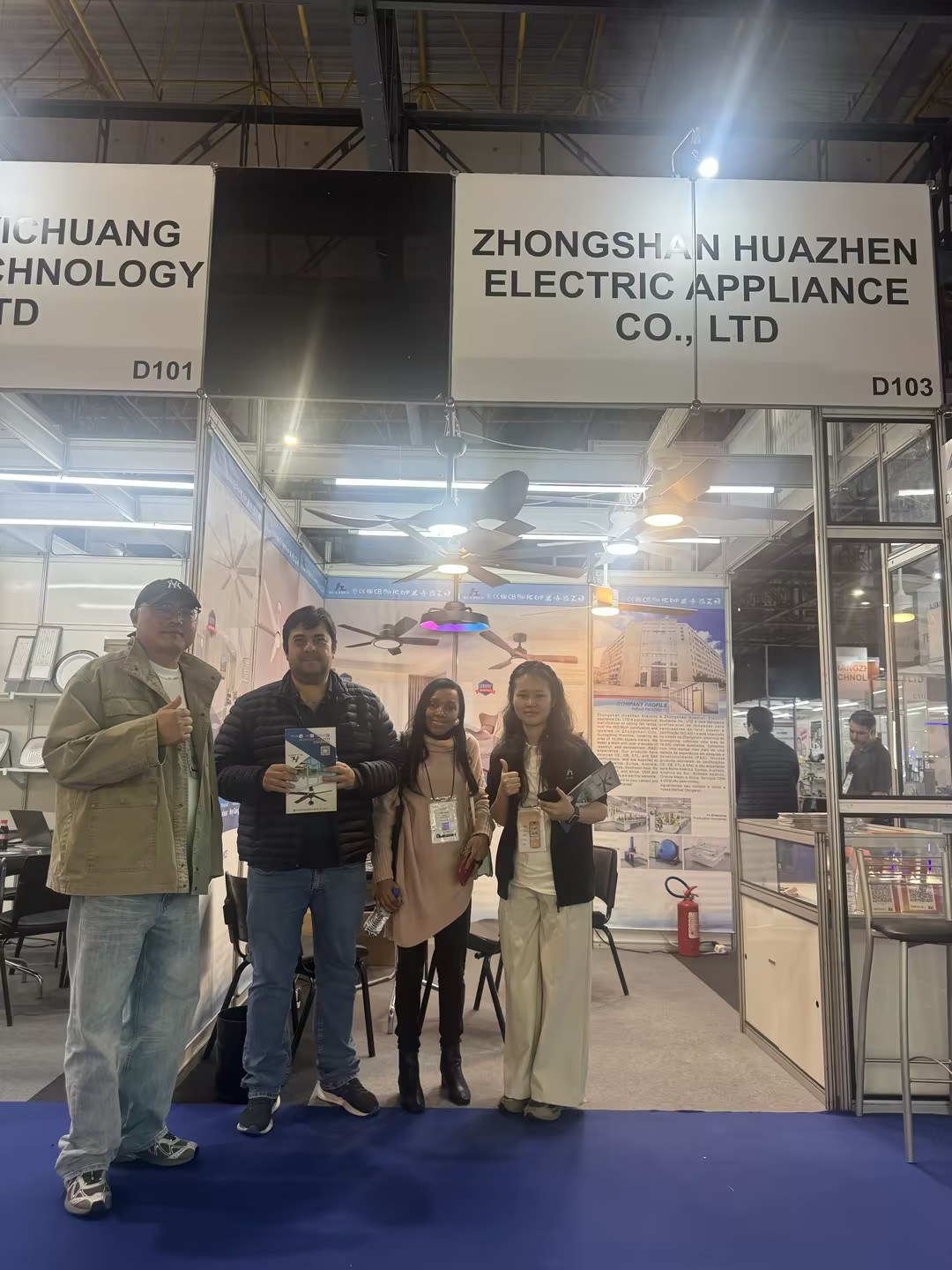 Huazhen team with visiting customers at Booth D103